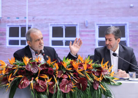 نشست ویژه رئیس‌جمهور با استاندار و نمایندگان اصفهان برای حل بحران‌های آب، آلودگی هوا، محیط زیست و قطار سریع‌السیر 