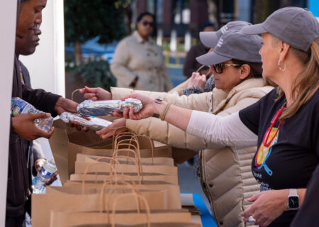 کارمندان دولت آمریکا در صف غذا؛ آشپزخانه خیریه جهانی دست‌به‌کار شد