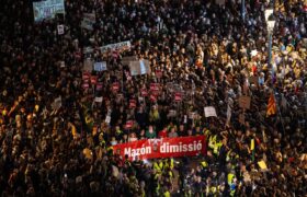 دهها هزار اسپانیایی در سالگرد سیل مرگبار تظاهرات کردند