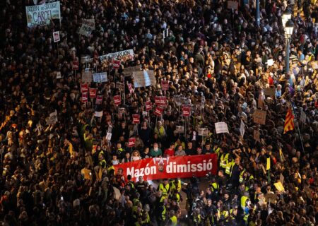 ده‌ها هزار اسپانیایی در سالگرد سیل مرگبار تظاهرات کردند