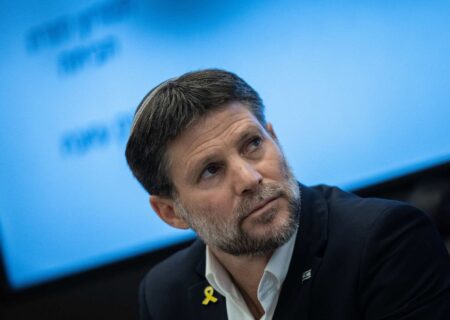 پاسخ تند نویسنده عربستانی به وزیر رژیم اسرائیل: شترهای ما ریشه دارند، شما نه