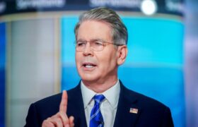 وزیر خزانه‌داری آمریکا نسبت به احتمال قطع حقوق نظامیان این کشور هشدار داد