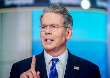 وزیر خزانه‌داری آمریکا نسبت به احتمال قطع حقوق نظامیان این کشور هشدار داد