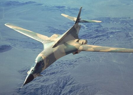 واشنگتن پست: آمریکا دو بمب افکن‌ خود را در نزدیکی ونزوئلا به پرواز درآورد