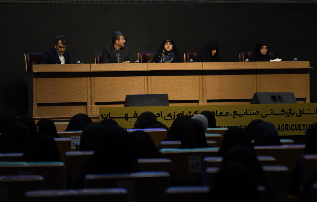 پیگیری تأسیس «بانک بانوان» و رفع محدودیت‌های شغلی زنان در نشست اصفهان