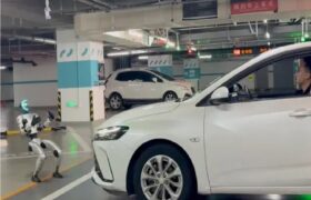 ربات انسان‌نمای چینی یک خودروی ۱.۵ تنی را کشید