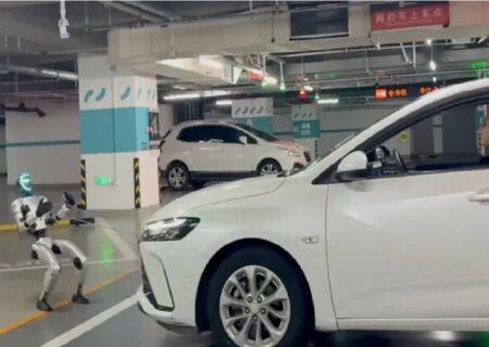 ربات انسان‌نمای چینی یک خودروی ۱.۵ تنی را کشید