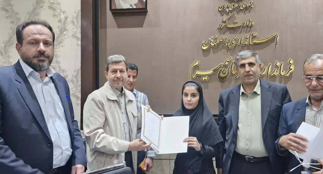 تقدیر قهرمان ملی و بینالمللی ورزشهای رزمی از استاندار اصفهان