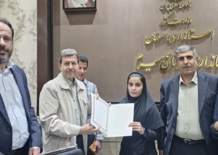 تقدیر قهرمان ملی و بین‌المللی ورزش‌های رزمی از استاندار اصفهان