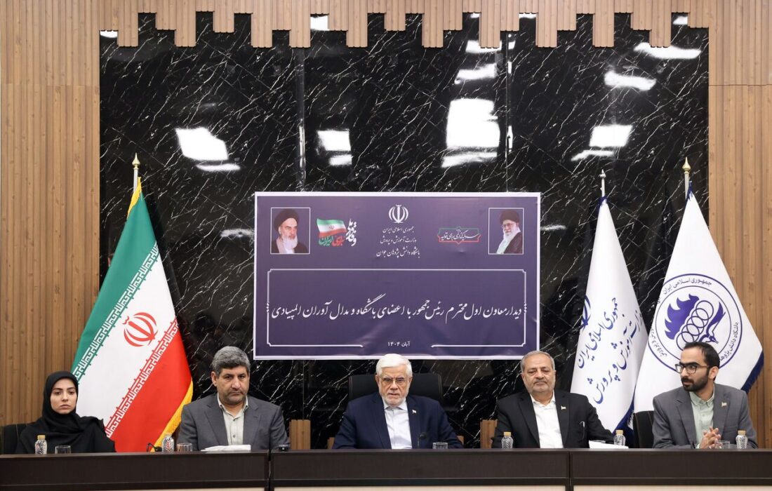 عارف: شبکه نخبگان ایرانی در داخل و خارج کشور تشکیل شود