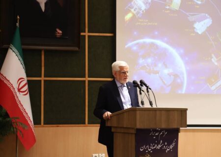 عارف: دولت چهاردهم از فعالیت‌های پژوهشگاه فضایی ایران حمایت می‌کند