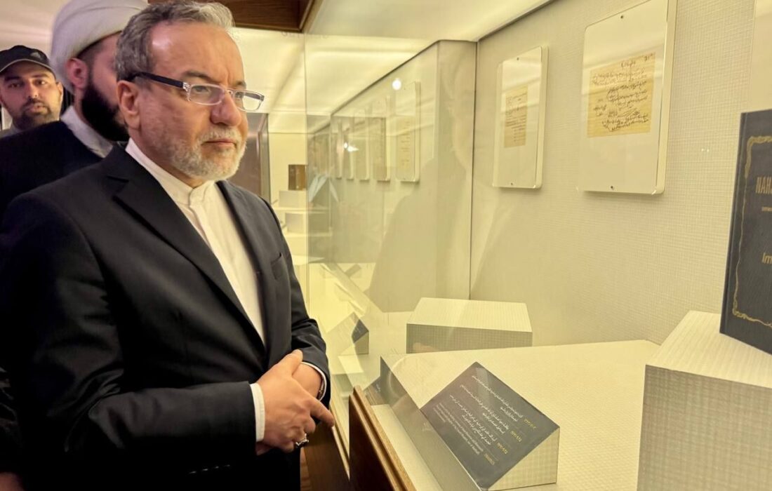 بازدید عراقچی از منزل پدری رهبر انقلاب در مشهد