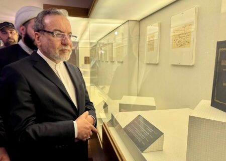 بازدید عراقچی از منزل پدری رهبر انقلاب در مشهد