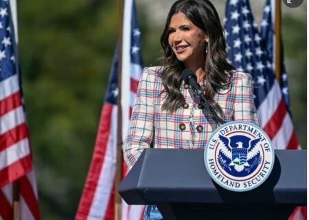 وزیر امنیت داخلی ترامپ شیکاگو را «منطقه جنگی» خواند/ فرماندار ایلینوی: دولت مقصر است