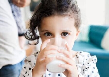 شیر واقعاً بچه‌ها را قد بلند می‌کند؟