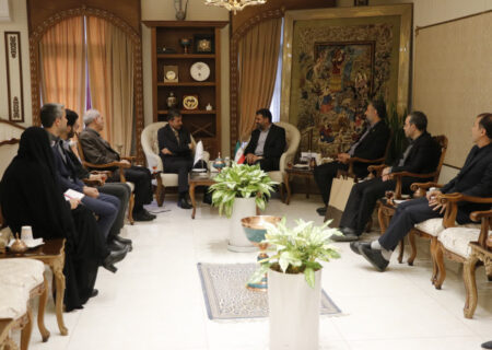 تأکید بر تقویت نقش آستان قدس رضوی در عرصه‌های فرهنگی و اقتصادی