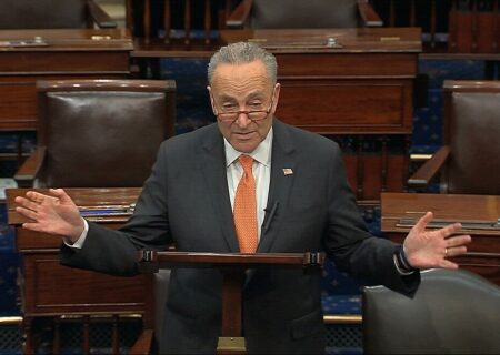 افزایش درخواست‌ها برای کناره‌گیری رهبر اقلیت سنا