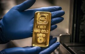 طلای جهانی در آستانه عبور از سطح ۴۵۰۰ دلار