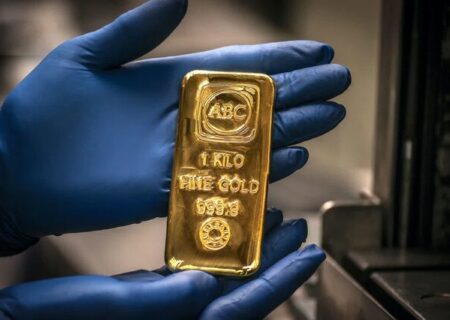 طلای جهانی در آستانه عبور از سطح ۴۵۰۰ دلار