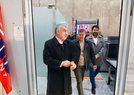 نایب رئیس مجلس در فرودگاه شهید بهشتی اصفهان مورد استقبال استاندار اصفهان قرار گرفت