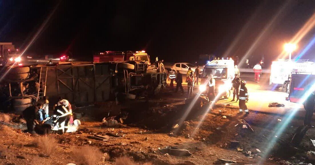 جزئیات حادثه تصادف مرگبار اتوبوس در نطنز اعلام شد/ برخورد اسکانیا با گاردریل و ورود به لاین مقابل