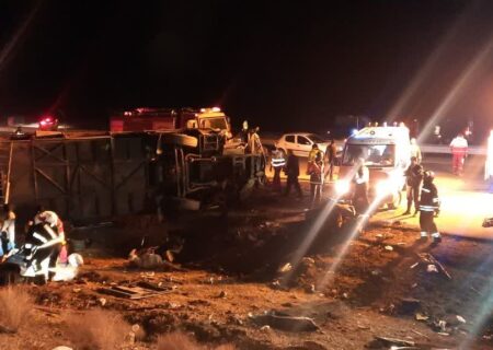 جزئیات حادثه تصادف مرگبار اتوبوس در نطنز اعلام شد/ برخورد اسکانیا با گاردریل و ورود به لاین مقابل