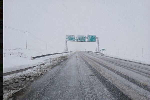 بارش برف در گردنههای چهارمحالوبختیاری