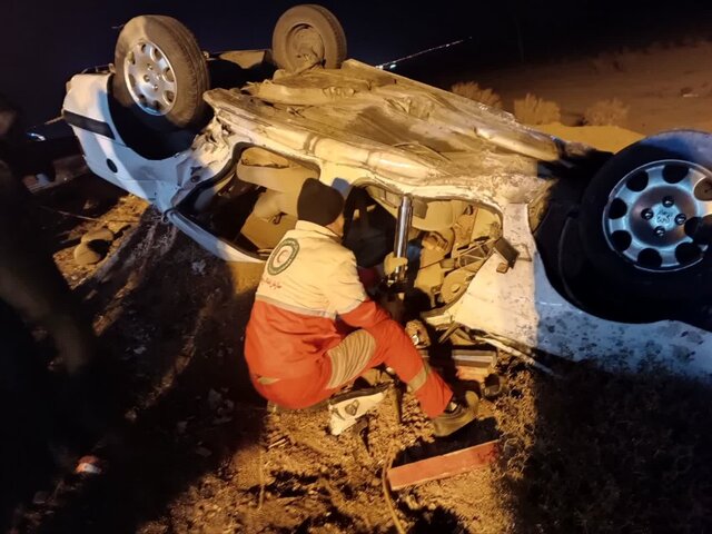 واژگونی پژو پارس در اتوبان قم-تهران ۲ مصدوم و یک کشته داشت