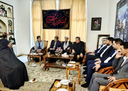 استاندار اصفهان: بوسه بر چادر مادران شهدا، بوسه بر خاک تقدیس‌شده میهن است