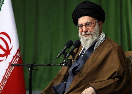 رهبر انقلاب: جوانان ما خوب هستند/رفتار برخی دستگاه‌ها انتقال ارزش‌های شهدا را نشان نمی‌دهد