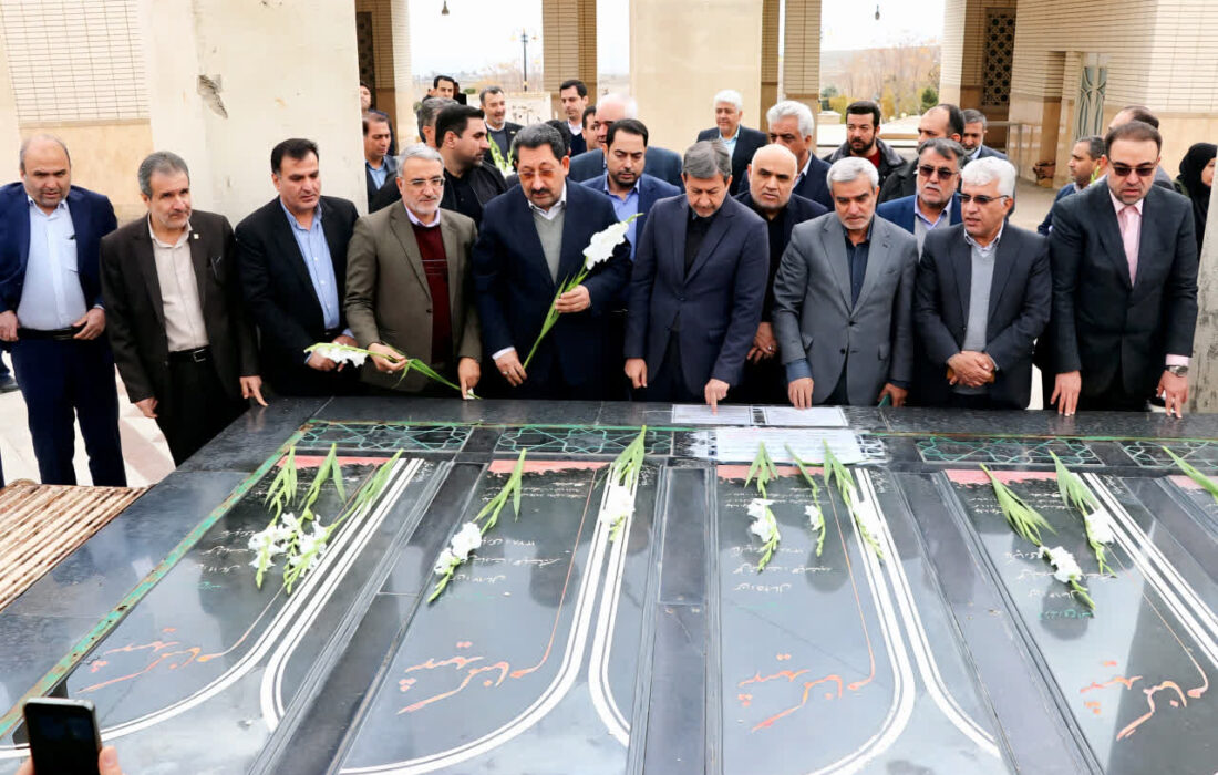 ادای احترام استاندار اصفهان و وزیر صمت به شهدای راوند کاشان