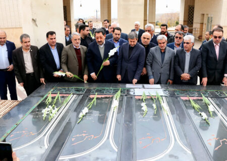 ادای احترام استاندار اصفهان و وزیر صمت به شهدای راوند کاشان