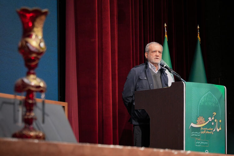 پزشکیان: مقابله با راهبردهای دشمن نیازمند وحدت، تعامل با همسایگان و تکیه برمردم است