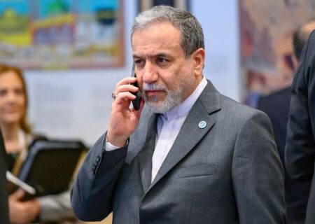 انتقاد شدید عراقچی از قصور دولت انگلیس برای حفاظت از امنیت سفارت ایران در لندن