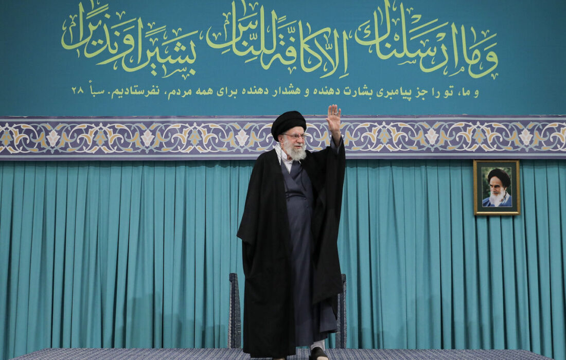 رهبر انقلاب: هدف آمریکا، بلعیدن ایران است/ملت ایران کمر فتنه آمریکایی را شکست