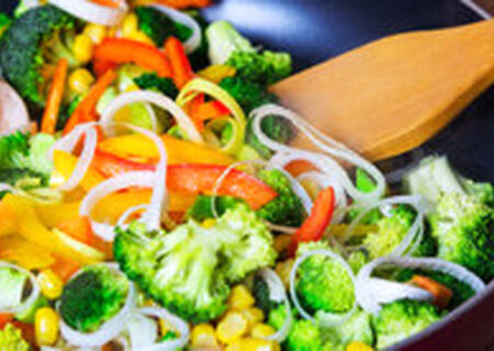 آیا تمام مواد غذایی قبل از مصرف نیاز به شست‌وشو دارند؟