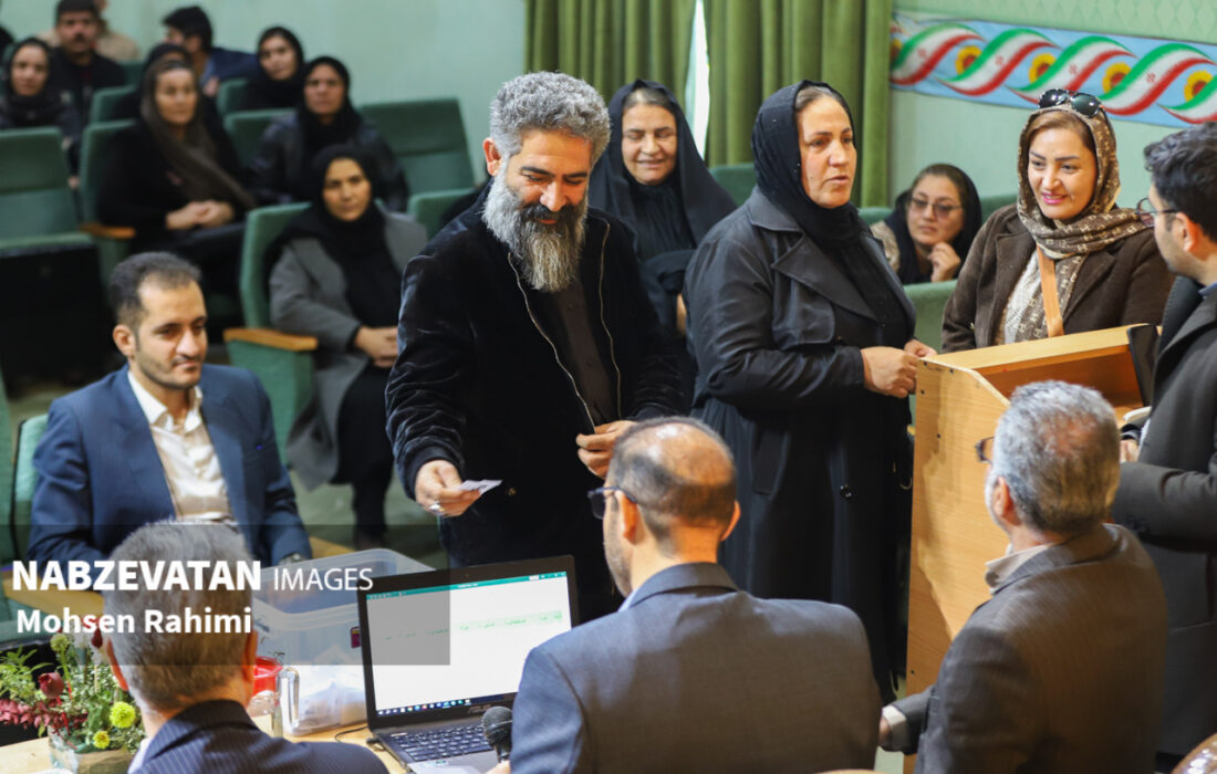 قرعه کشی و تعیین قطعات زمین متقاضیان نهضت ملی مسکن در شهر سده لنجان