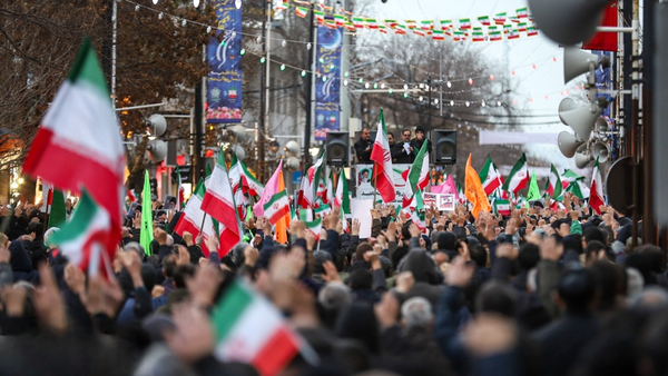 نهادها و چهرههای سیاسی از مردم برای حضور در راهپیمایی ۲۲دی دعوت کردند