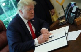 ترامپ فرمان وضع تعرفه بر شرکای تجاری ایران را امضا کرد