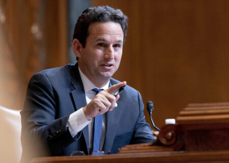 سناتور آمریکایی: وارد ماجراجویی احمقانه در ونزوئلا شده‌ایم