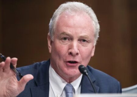 انتقاد سناتور آمریکایی از نحوه دخالت ترامپ در اغتشاشات ایران