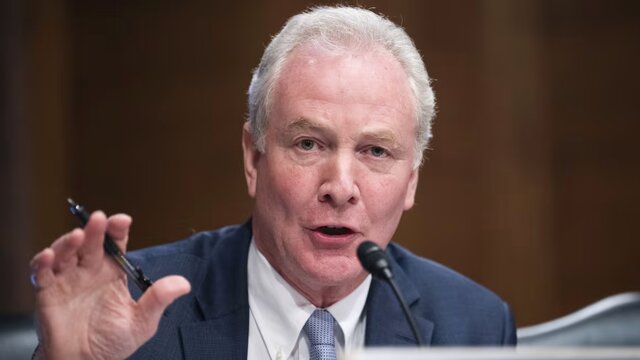 انتقاد سناتور آمریکایی از نحوه دخالت ترامپ در اغتشاشات ایران