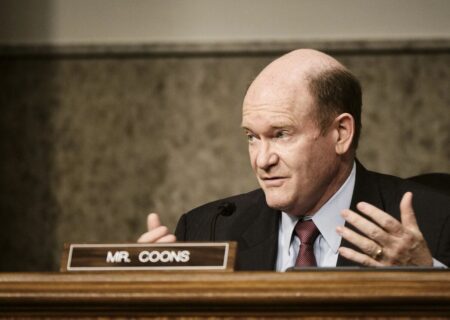 واکنش یک سناتور به اظهارات مداخله‌جویانه ترامپ درباره ایران: رهبران دنیا به ما می خندند