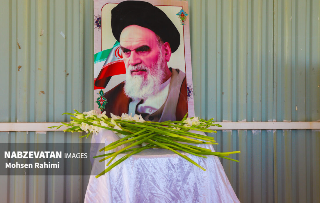 مراسم نمادین استقبال از امام خمینی (ره) در چمگردان