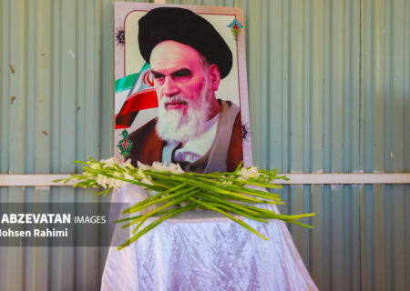مراسم نمادین استقبال از امام خمینی (ره) در چمگردان