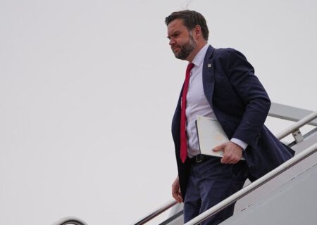 ونس: گزینه دیپلماتیک را در قبال ایران ترجیح می‌دهیم