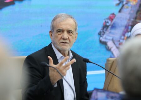 رئیس‌جمهور: ترامپ با سند درباره ایران صحبت کند