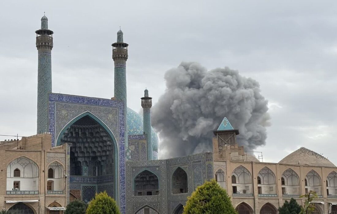 کاشی‌ها و تزیینات ایوان‌های مسجد جامع عباسی بر اثر موج و شدت انفجارها فرو ریخت
