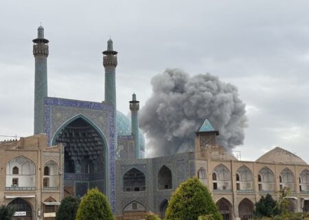 کاشی‌ها و تزیینات ایوان‌های مسجد جامع عباسی بر اثر موج و شدت انفجارها فرو ریخت
