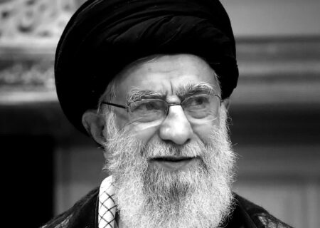 امام شهید آیت الله العظمی خامنه‌ای منظومه‌ای از ویژگی‌های ناب رهبری در جهان را از خود به‌جای گذاشتند